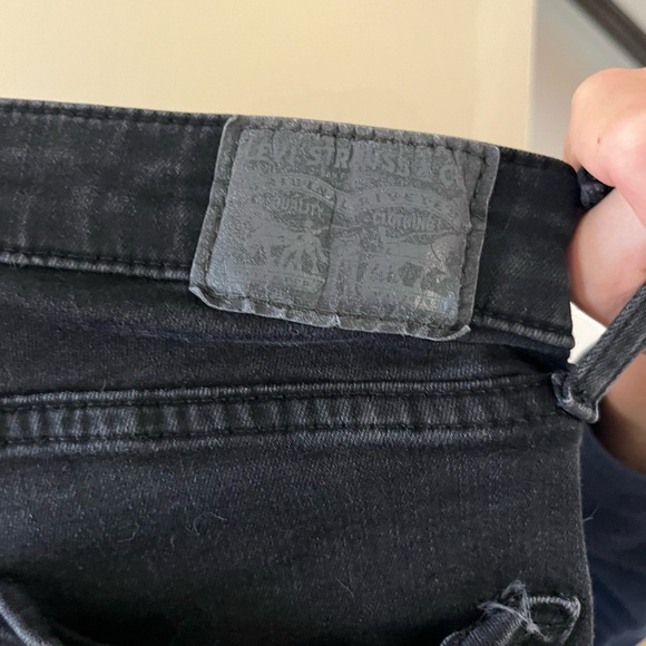 Good fit (fits on the smaller side.) stretchy black wash Levi’s jeans - Picture 2 of 4